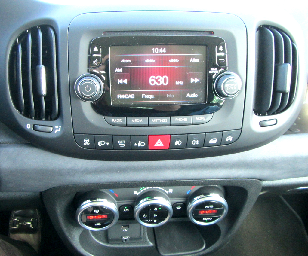 Fiat 500L Living: Blick auf den mittleren Armaturenträger. 