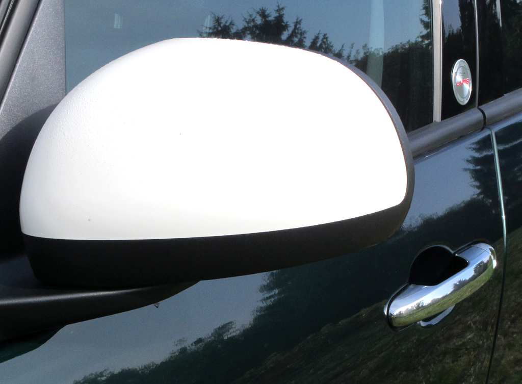 Fiat 500L Living: Blick auf den weiß abgesetzten Außenspiegel auf der Fahrerseite. 