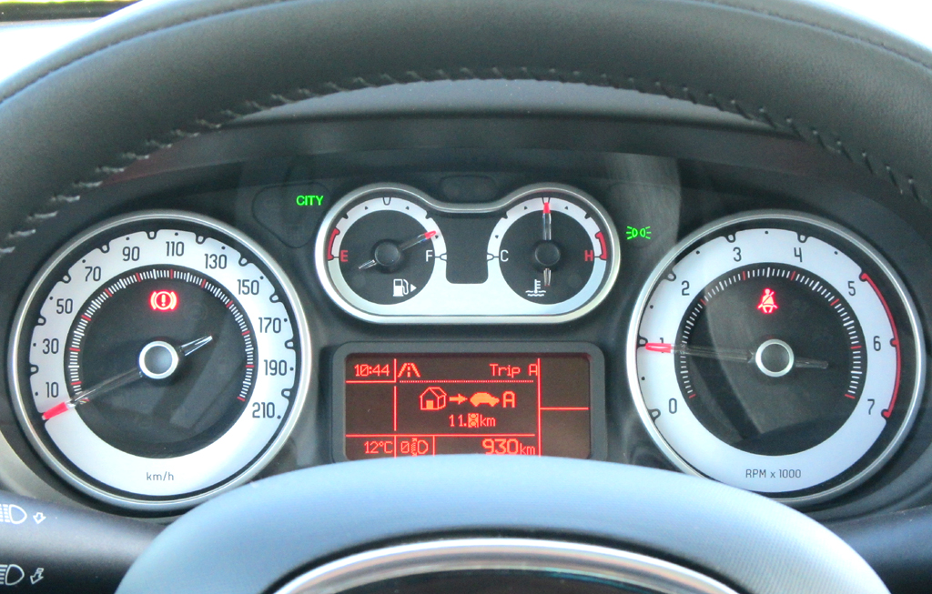 Fiat 500L Living: Blick durch den Lenkradkranz auf die Rundinstrumentierung. 