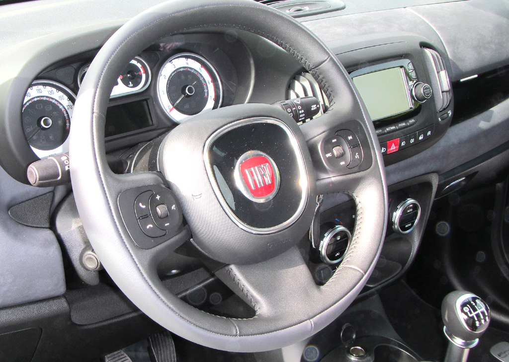 Fiat 500L Living: Blick ins typische 500er-Cockpit. 