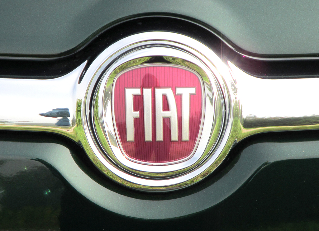 Fiat 500L Living: Das Markenlogo sitzt vorn in einer Chromspange. 