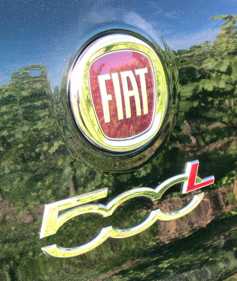 Fiat 500L Living: Markenlogo und Modellschriftzug sitzen hinten auf der Heckklappe. 