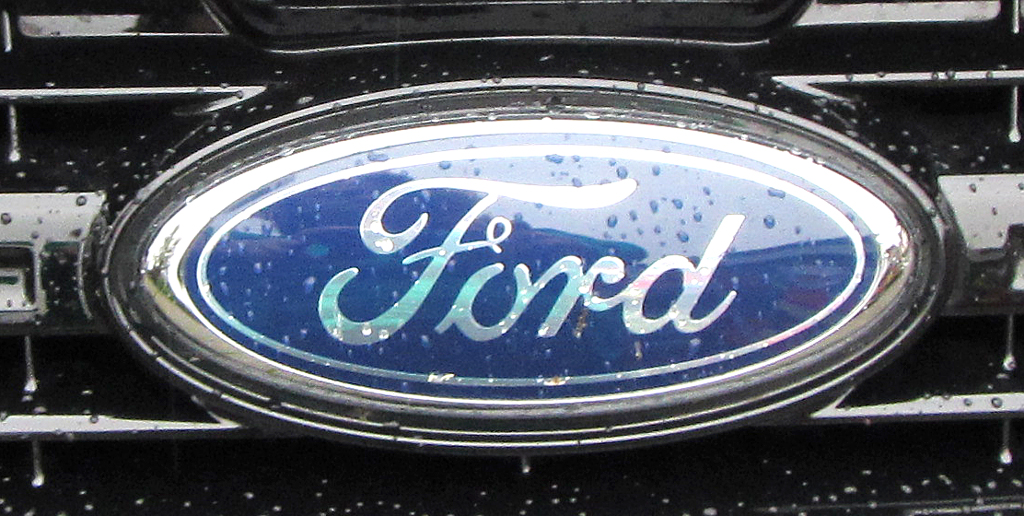 Ford S-Max: Das Markenemblem sitzt vorn unterhalb der Motorhaube. 