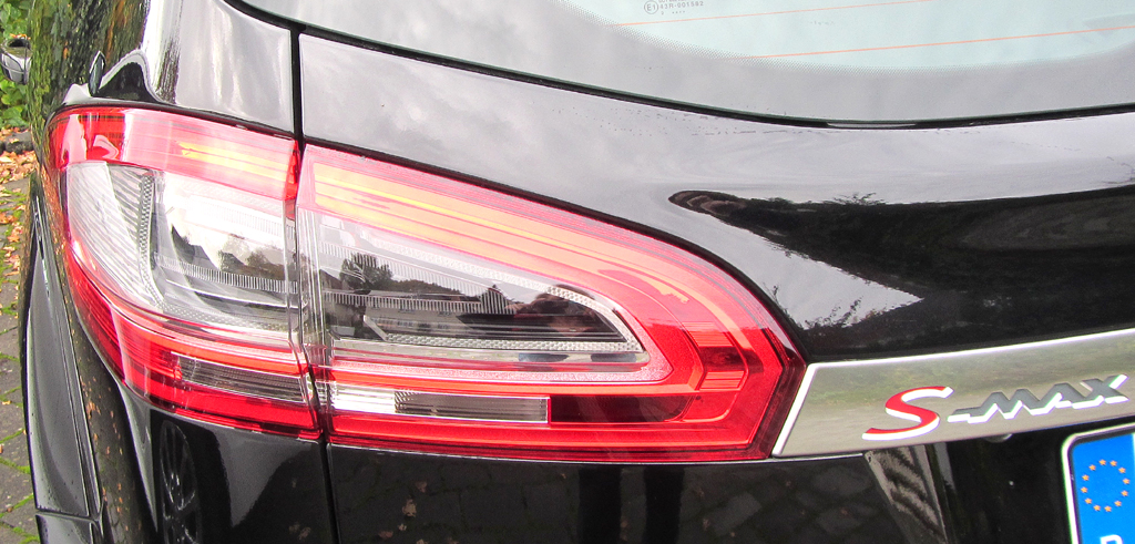 Ford S-Max: Moderne Leuchteinheit hinten mit Modellschriftzug. 