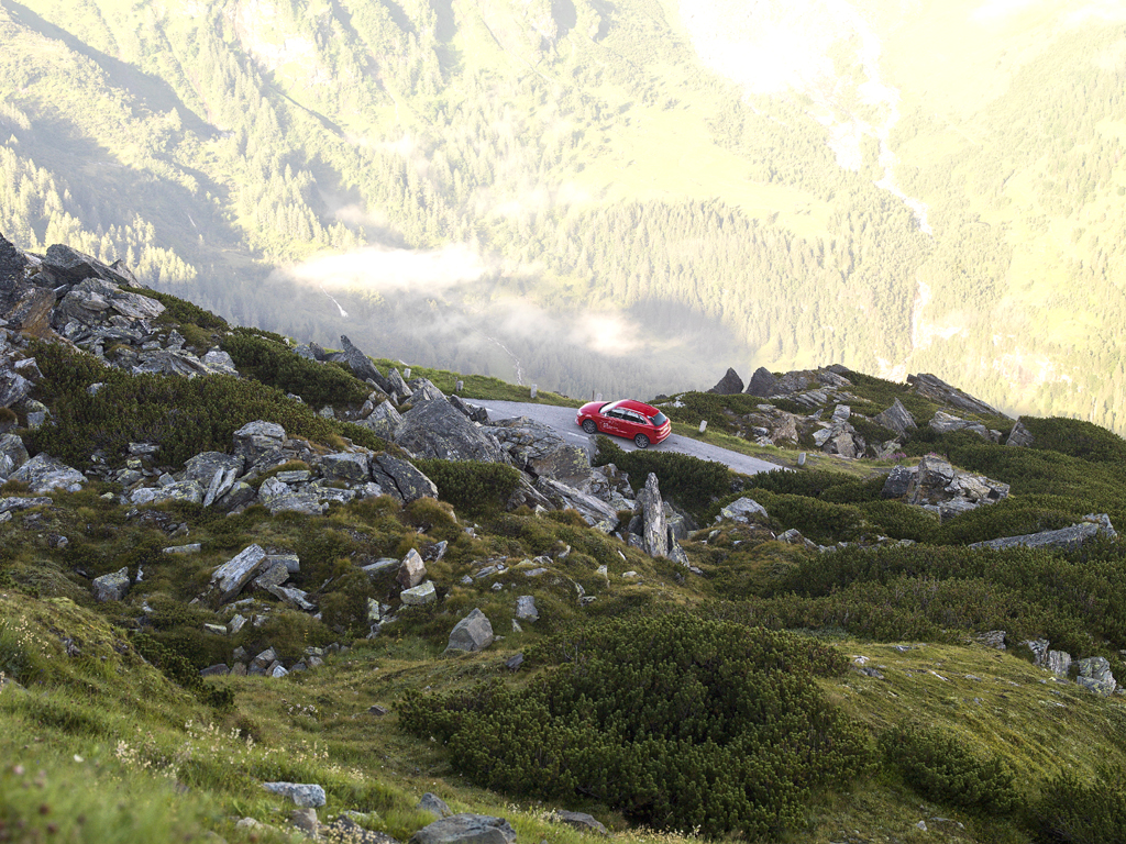 Ganz klein in großartiger Landschaftskulisse: Audi RS Q3. 