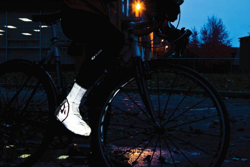 Gegen Nässe und Kälte hilft der Zap Shoe Cover, der zudem aus einem stark reflektierenden Material gefertigt ist, sodass der Radler bereits von weitem gut erkannt wird