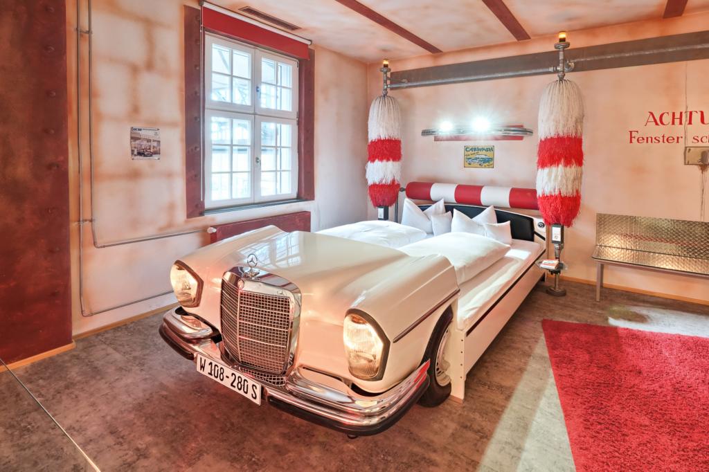 Hotel für Autoliebhaber - Oldtimer zum träumen