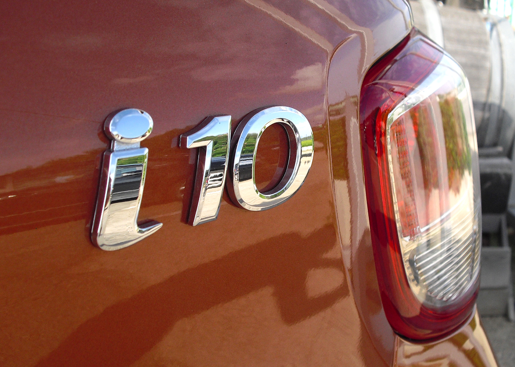 Hyundai i10: Großformatige Leuchteinheit hinten mit Modellschriftzug. 