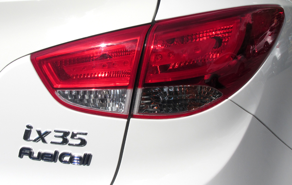 Hyundai ix35 Fuel Cell: Moderne Leuchteinheit hinten mit Modellschriftzug.
