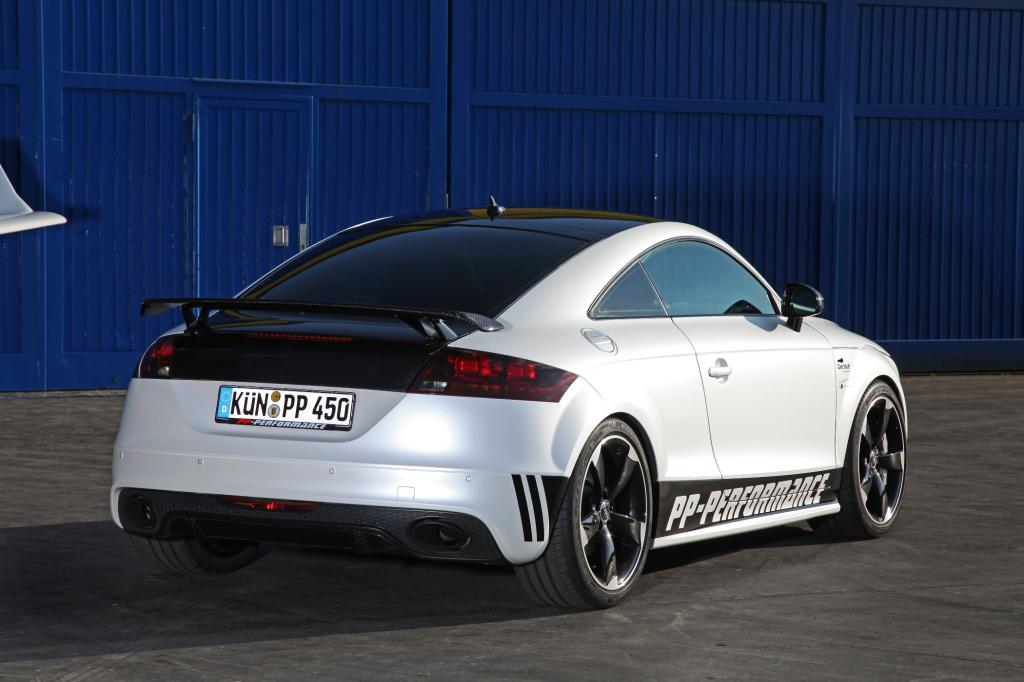Im Vergleich zur Serienversion mit 250 kW/340 PS stellt der TT RS Black & White Edition nach der Optimierung eine Leistung von 346 kW/470 PS und 650 Newtonmeter maximales Drehmoment zur Verfügung.