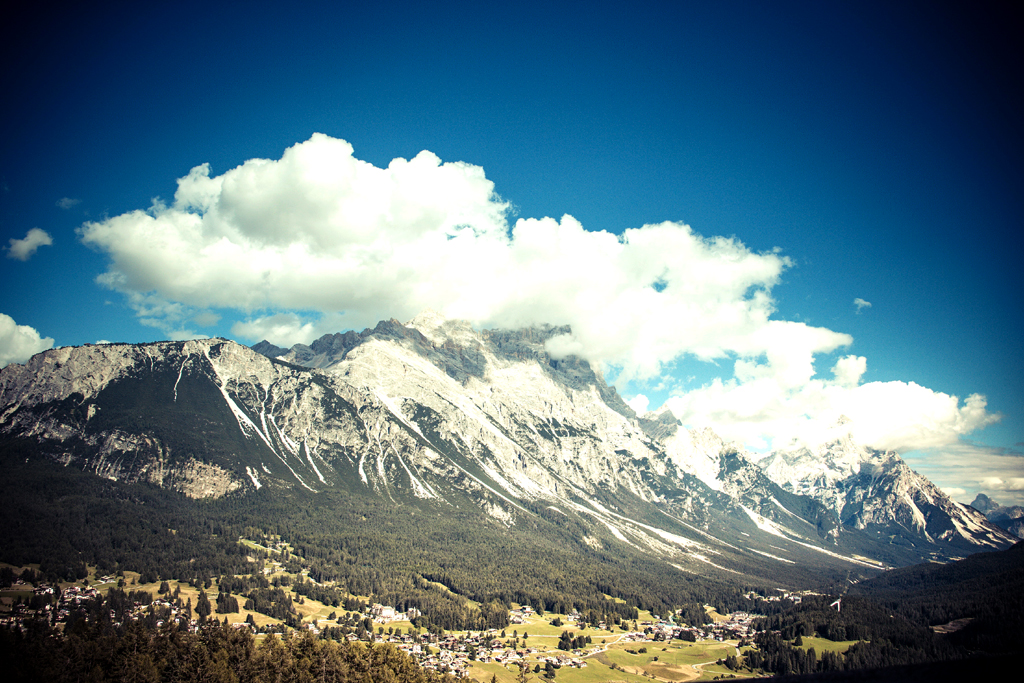 Immer wieder: Gigantische Berg-, gigantische Wolkenlandschaften. 