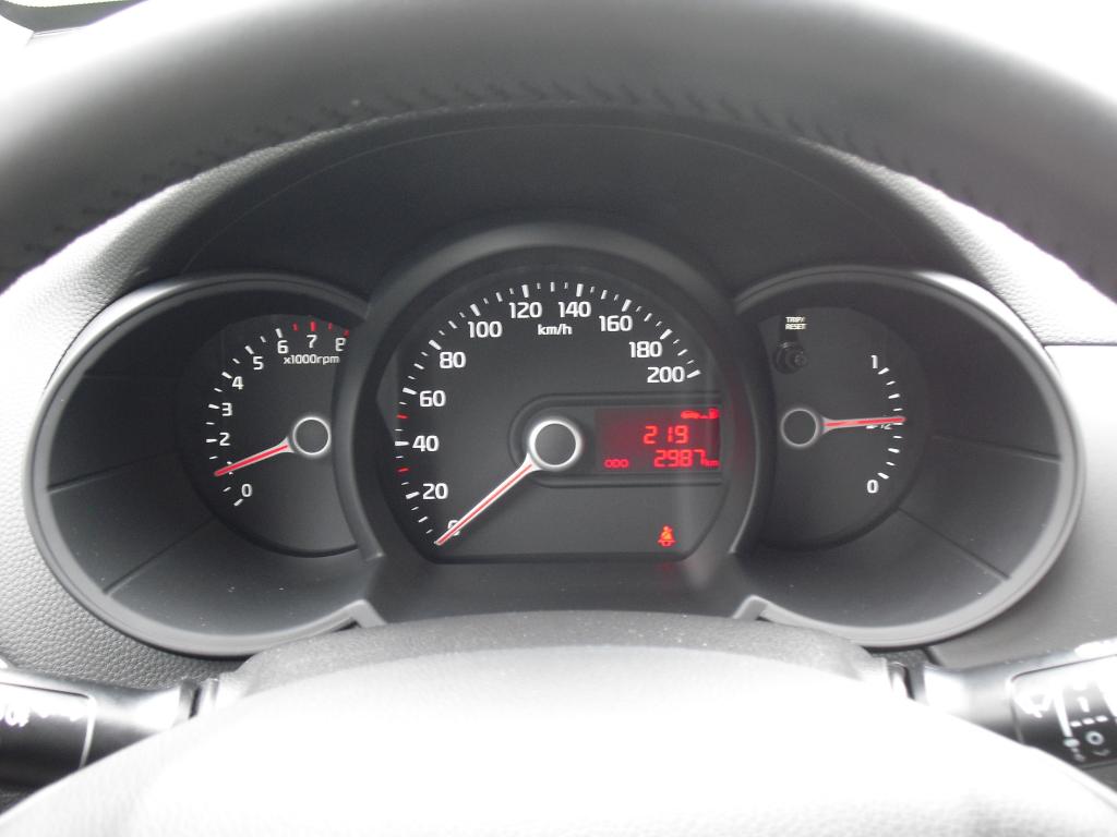 Kia Picanto: Blick durch den Lenkradkranz auf die Rundinstrumentierung. 
