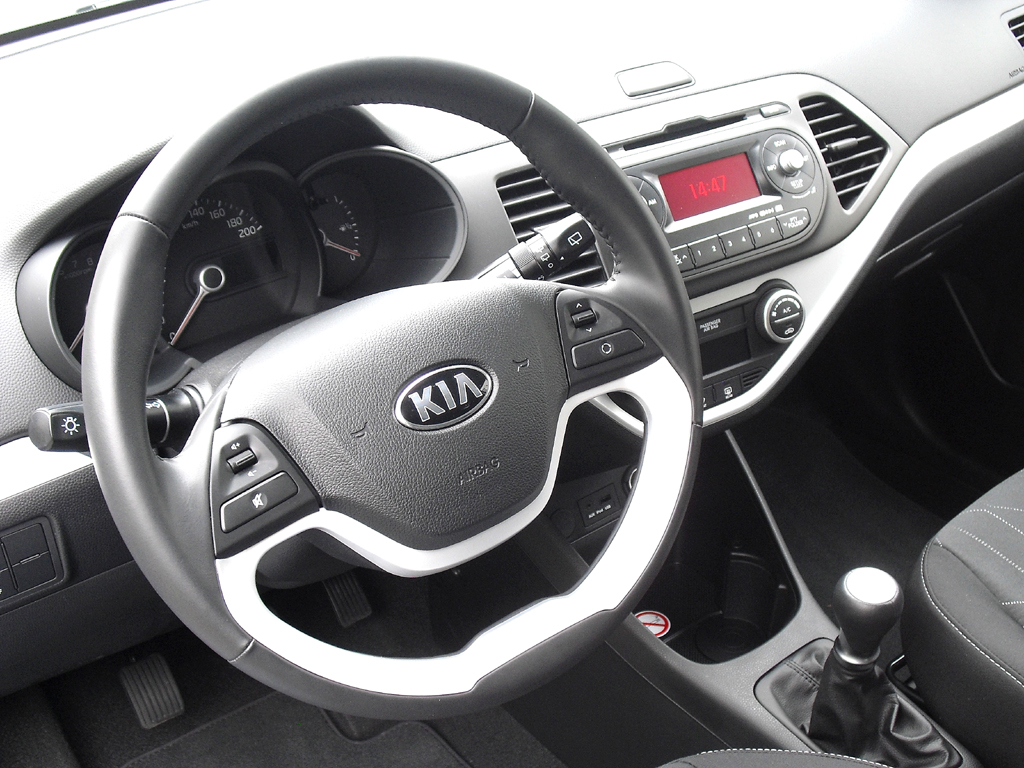 Kia Picanto: Blick ins recht übersichtlich gestaltete Cockpit. 