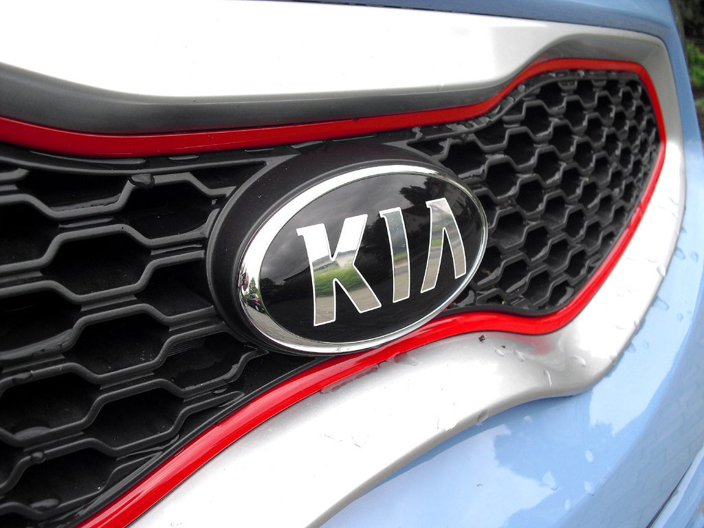Kia Picanto: Das Markenlogo sitzt vorn mittig im Kühlergrill. 