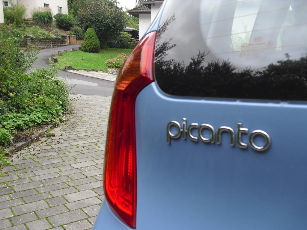 Kia Picanto: Vertikal ausgerichtete Leuchteinheit hinten mit Modellschriftzug. 