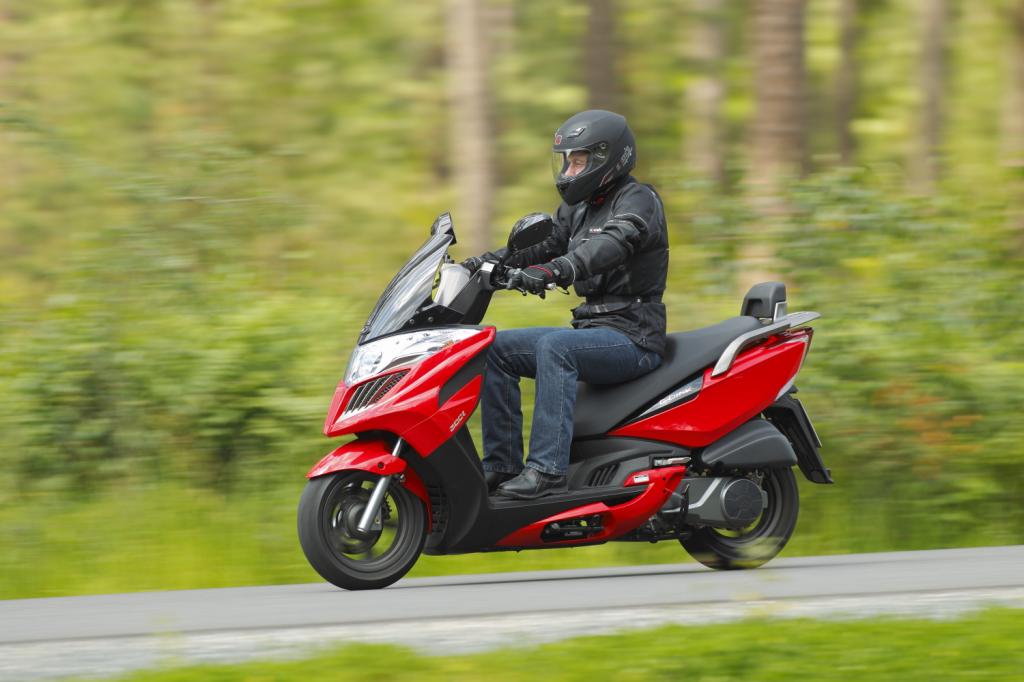 Kymco Grand Dink 300i: Schlicht und sparsam