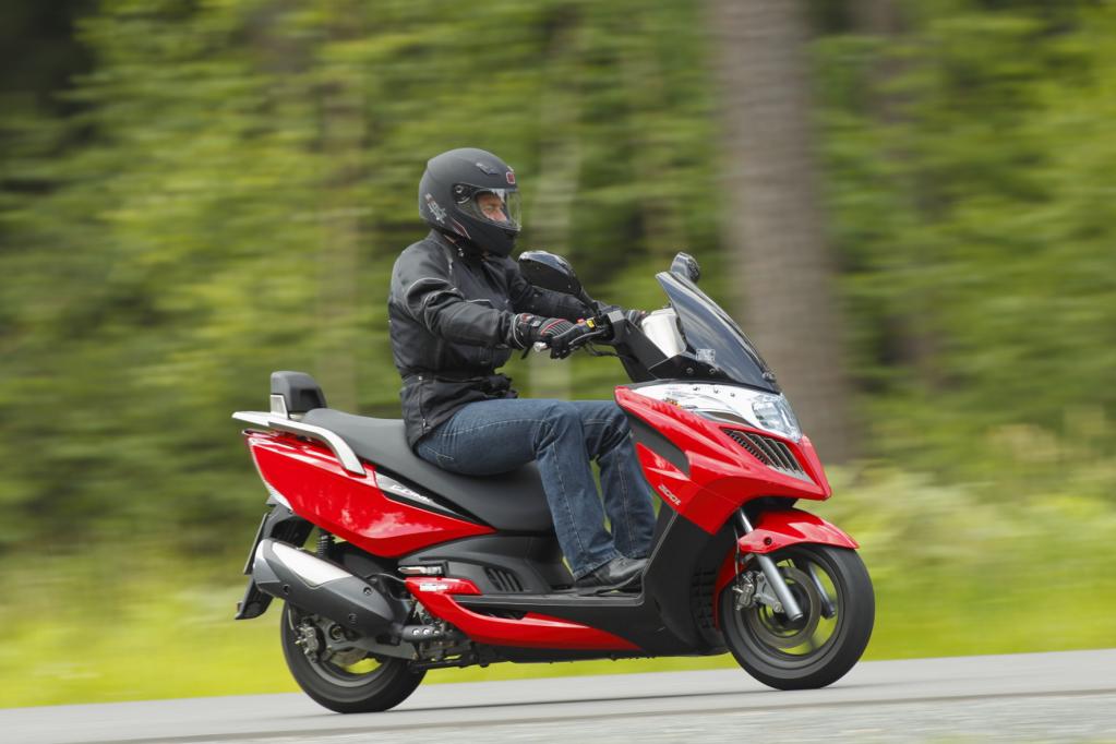 Kymco Grand Dink 300i: Schlicht und sparsam