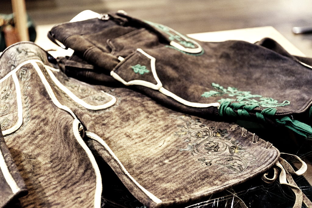 Lederhosen werden in den Alpen nicht nur getragen, sondern auch gefertigt.
