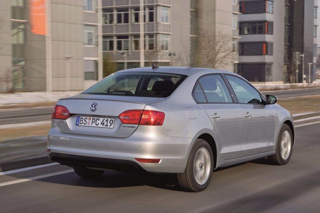 Mit einer Systemleistung von 125 kW/170 PS geizt der Jetta Hybrid auch nicht beim Thema Fahrspaß.