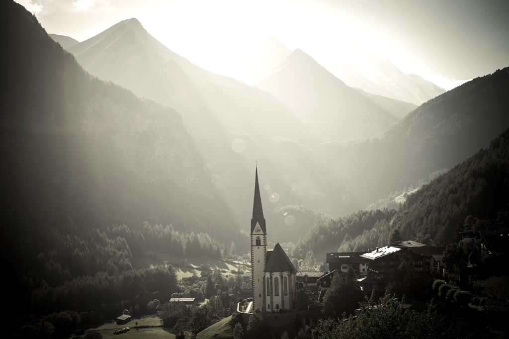 Mystische Stimmung liegt über diesem Tal, dem Dorf und der Kirche. 