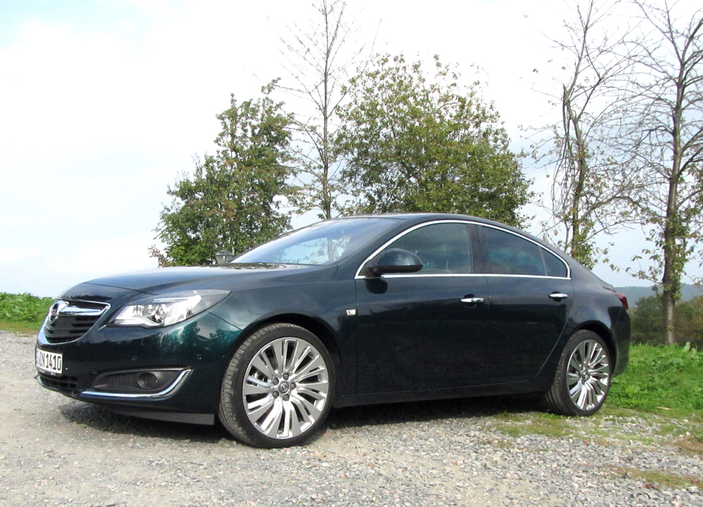 Opel Insignia: ... und fünftürigem Fließheck fällt deutlicher aus. 