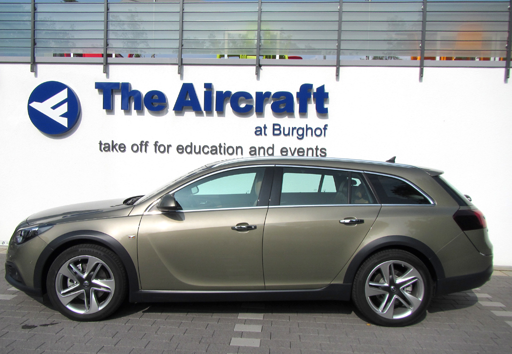 Opel Insignia: Und so sieht der Kombi im Robustlook von der Seitre aus. 