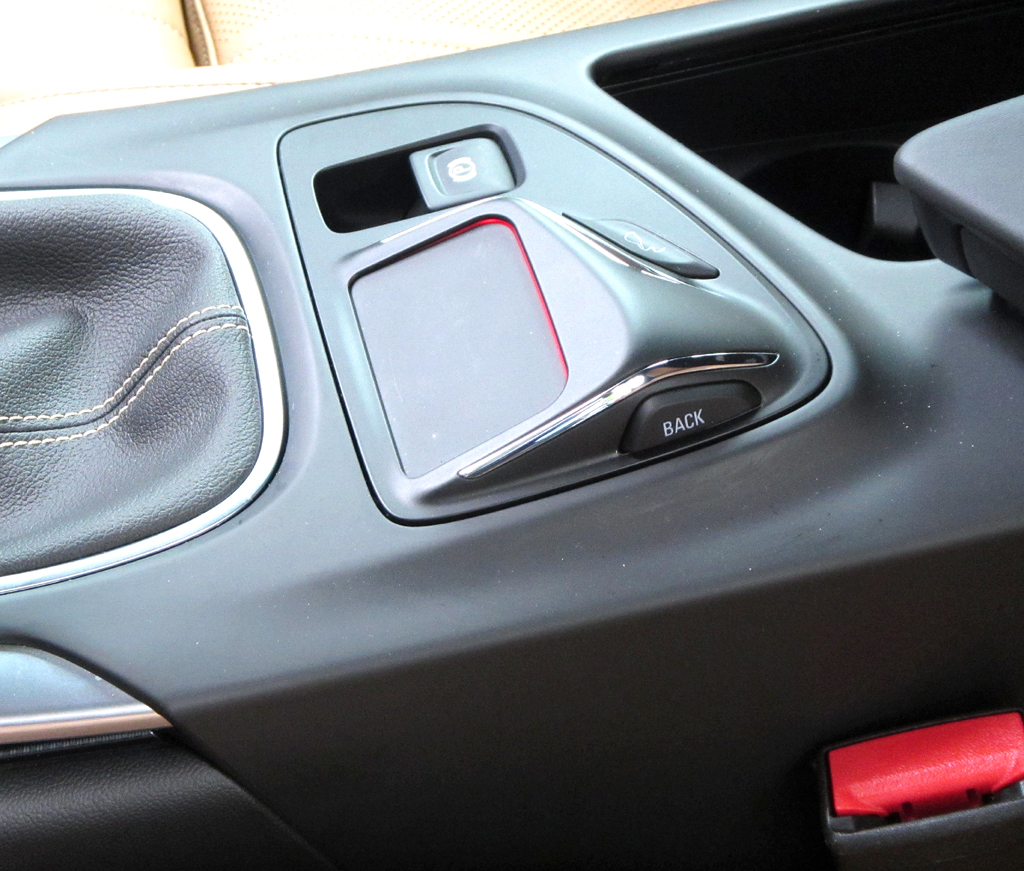 Opel Insignia: Über das Touchpad lassen sich handschriftliche Buchstaben eingeben.