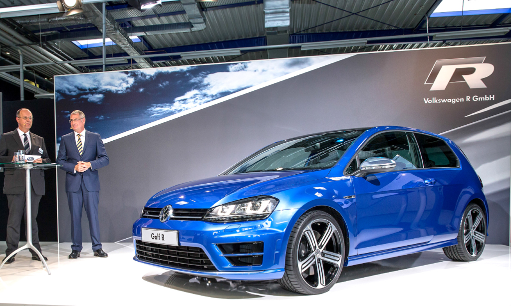 R-GmbH-Chef Ulrich Richter (links) und Heinz-Jakob Neußer, Vorstand für Forschung und Entwicklung bei VW, neben dem neuen R-Golf. 