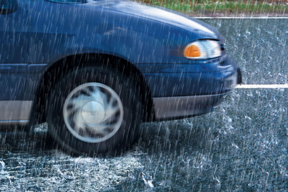 Ratgeber: Aquaplaning im Herbst - Keine Panik