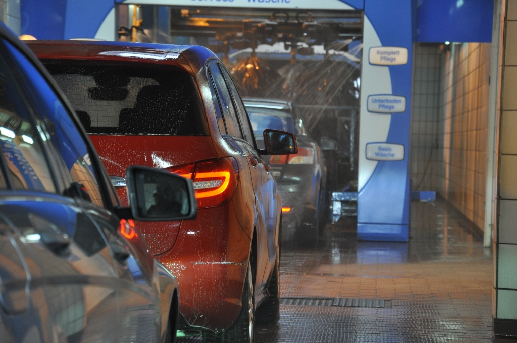 Ratgeber: Wer zahlt bei Schäden in der Autowaschanlage?