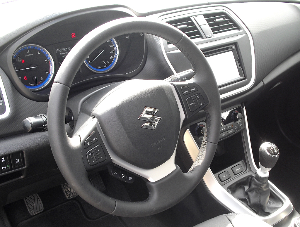 Suzuki SX4 S-Cross: Blick ins übersichtlich gestaltete Cockpit. 