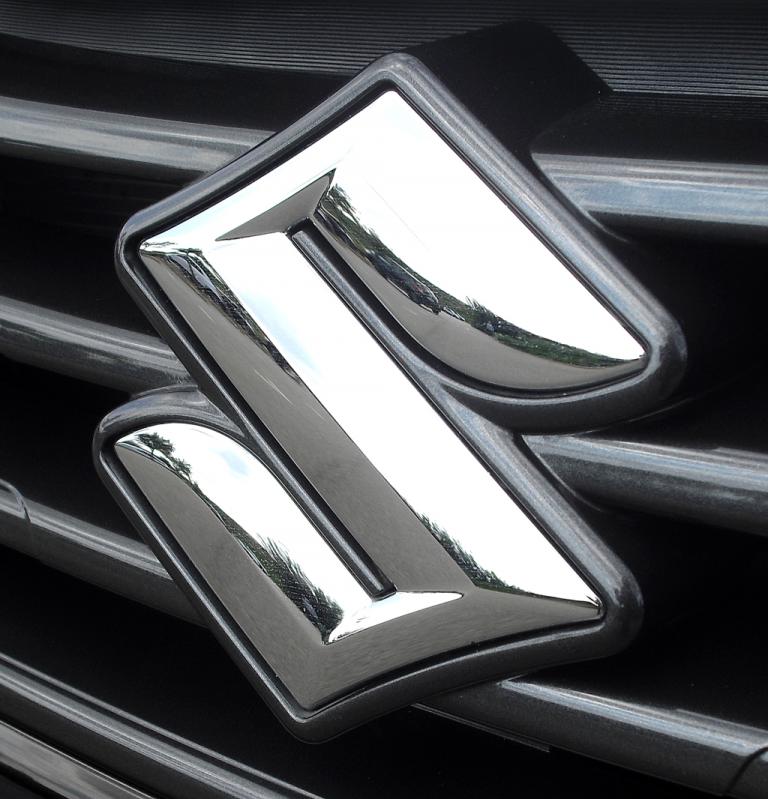 Suzuki SX4 S-Cross: Das Markenlogo sitzt vorn mittig im Kühlergrill. 