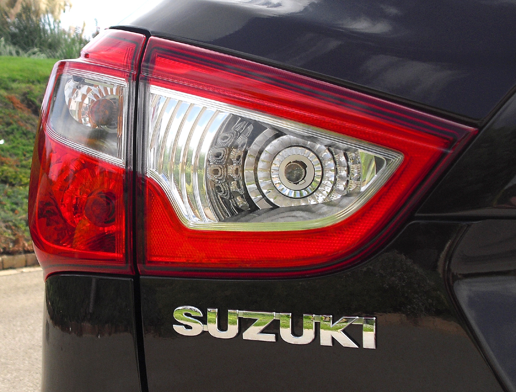 Suzuki SX4 S-Cross: Moderne Leuchteinheit mit Markenschriftzug hinten. 