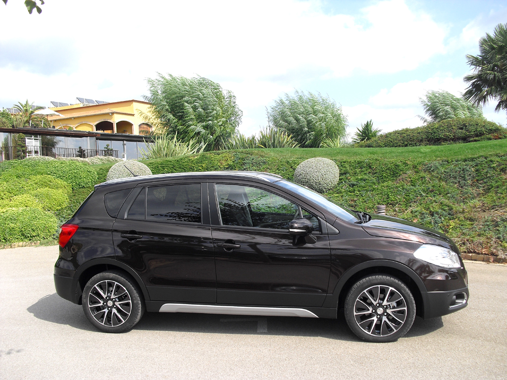 Suzuki SX4 S-Cross: Und so sieht das kompakte japanische Crossover-Modell von der Seite aus.