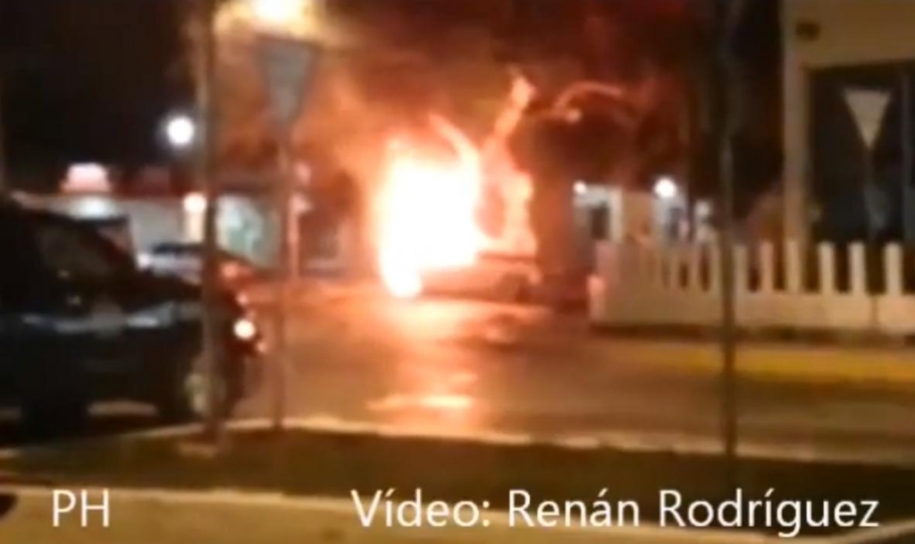 Tesla Model S in Flammen - Bild: Youtube