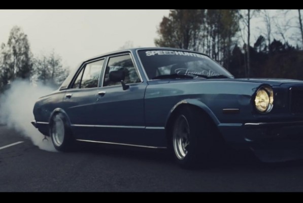 Toyota Cressida driftet durch norwegische Wälder.