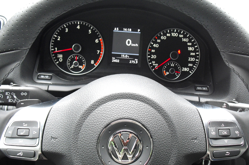 VW Scirocco: Blick durch den Lenkradkranz auf die Rundinstrumentierung. 