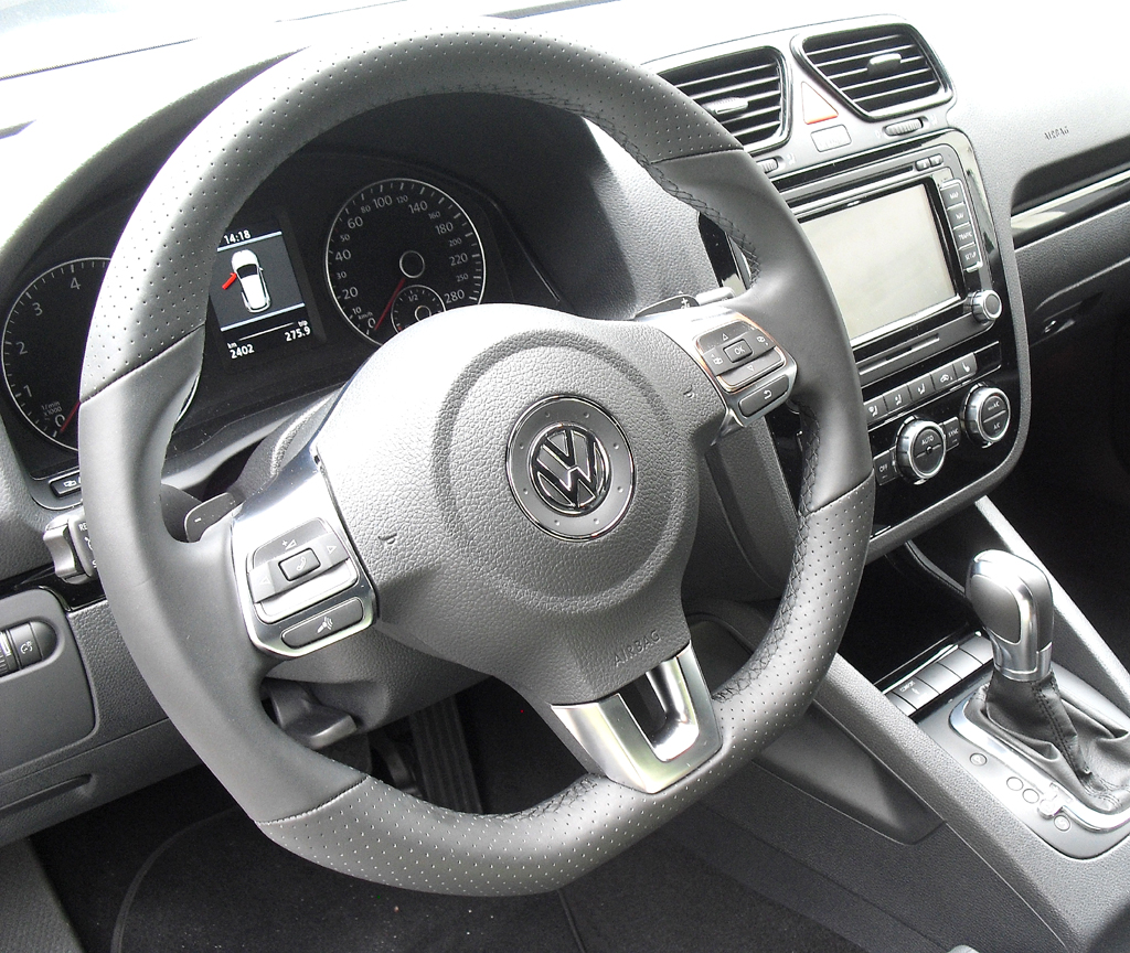 VW Scirocco: Das Cockpit ist übersichtlich gestaltet. 