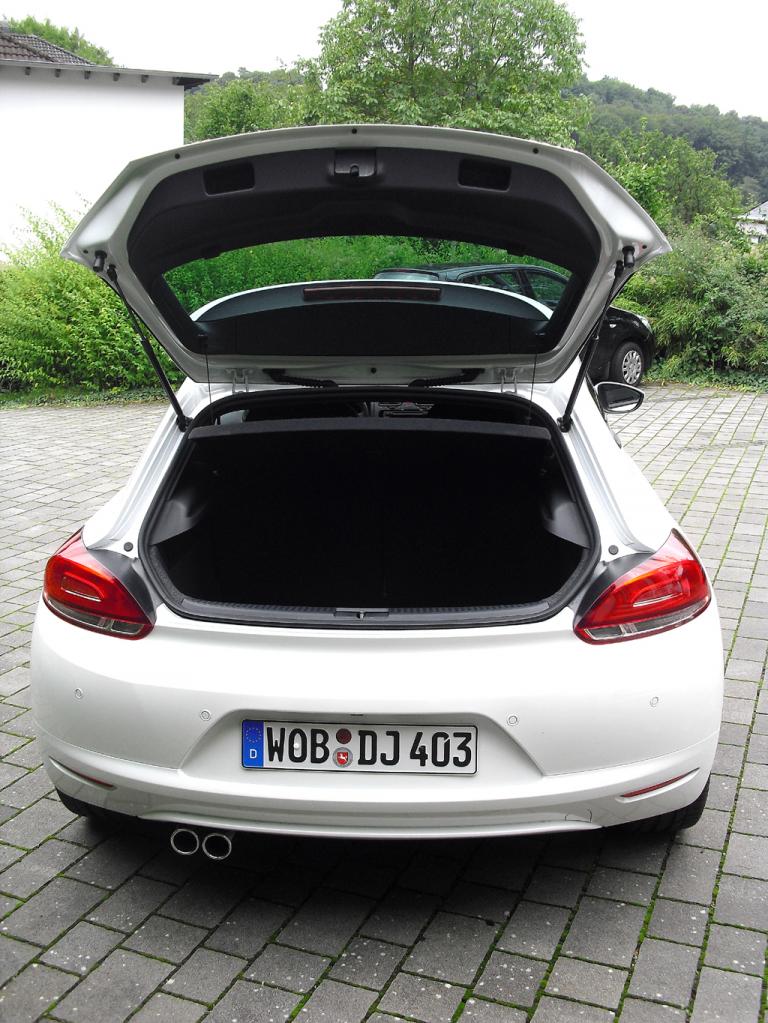 VW Scirocco: Das Gepäckabteil hinter der hohen Ladekante fasst 312 bis 1006 Liter. 