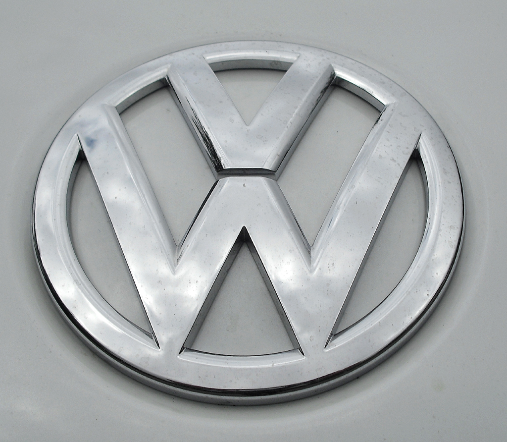 VW Scirocco: Das Markenlogo sitzt vorn auf der Motorhaube. 