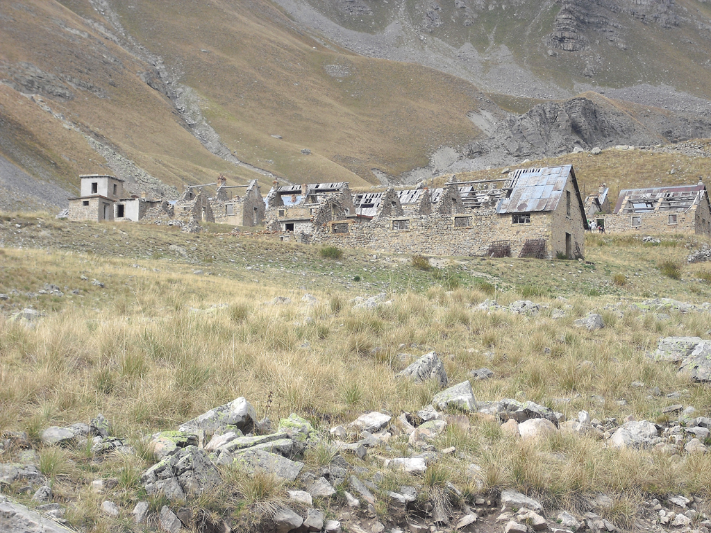 Verlassenes Bergdorf unter dem Col de la Bonette, mit über 2800 Metern höchster Punkt der Tour. 