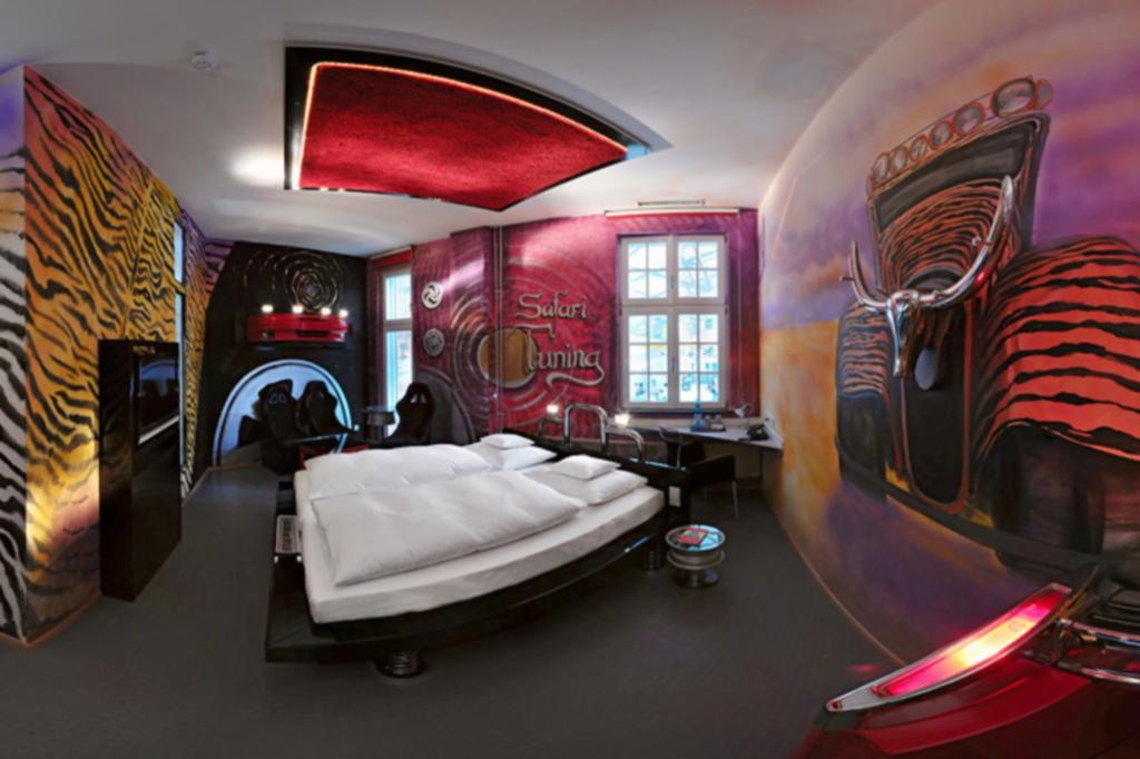 Viel Chrom und Airbrush-Lackierungen an den Wänden bietet das Tuning-Zimmer, in dem glänzende Felgen als Nachttische fungieren.