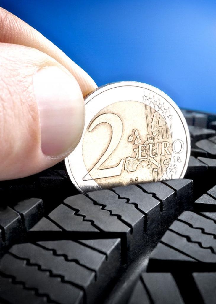 Vier Millimeter Restprofiltiefe sollten es schon sein. 