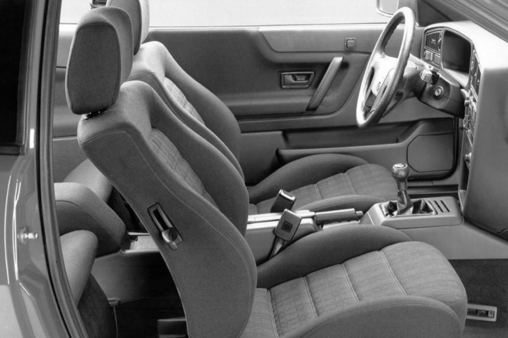 Von höheren Sphären kündete auch die damals fast luxuriöse Serienausstattung des Corrado mit Details wie höhenverstellbaren Sportsitzen, elektrisch einstell- und beheizbaren Außenspiegeln, ABS und Servolenkung