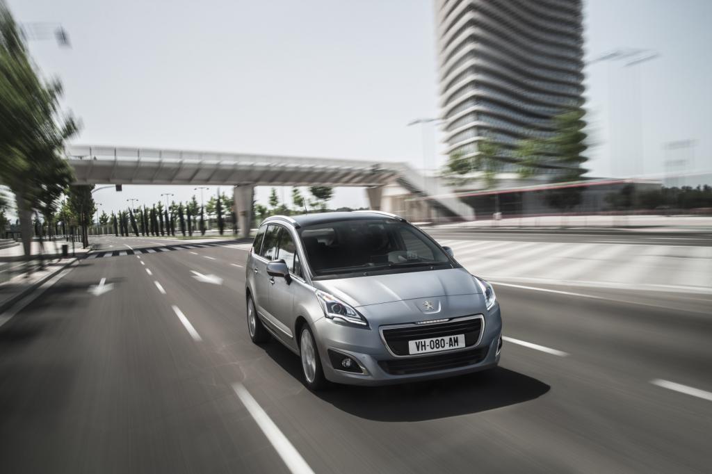 Zum neuen Modelljahr erhält bei Peugeot auch der Kompakt-Van 5008 das aktuelle Gesicht der Marke