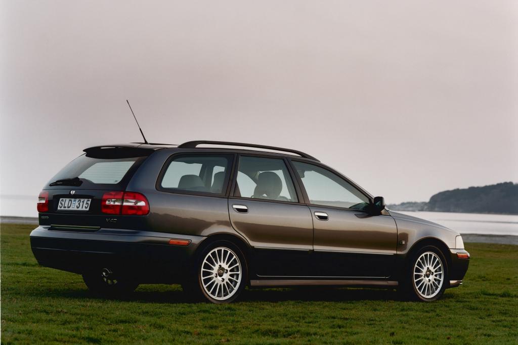  Das großzügig verglaste und überwiegend schwarze Kombi-Heck kommt einem oft als erste Assoziation mit dem V40 in den Sinn. Darunter finden auf 413 Litern Stauraum einige Koffer Platz