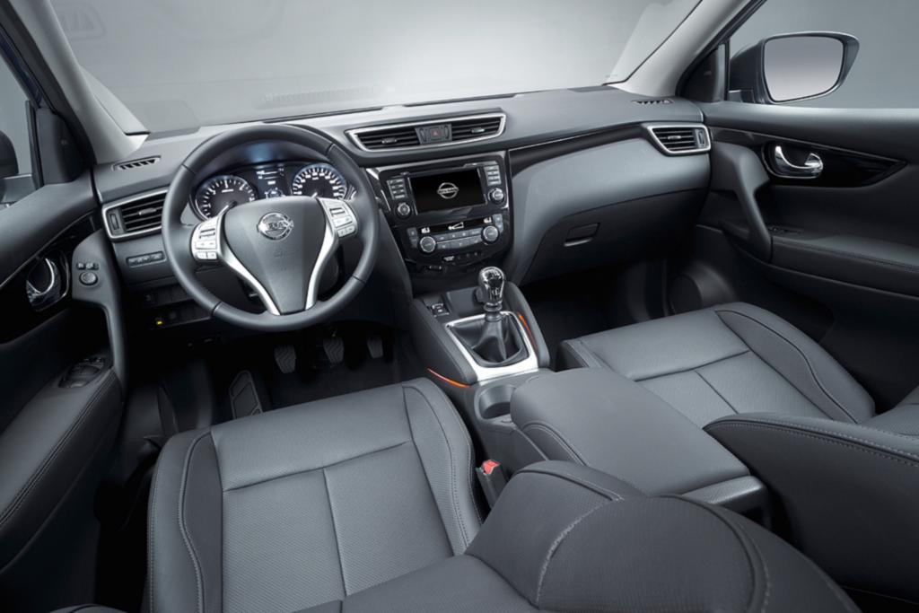 „Premium-Interieur“, verspricht Renault-Nissan-Lenker Ghosn. Und bei den ersten Sitz- und Bedienungsproben kann das Fahrzeug aus dem britischen Werk Sunderland dieses Versprechen durchaus halten