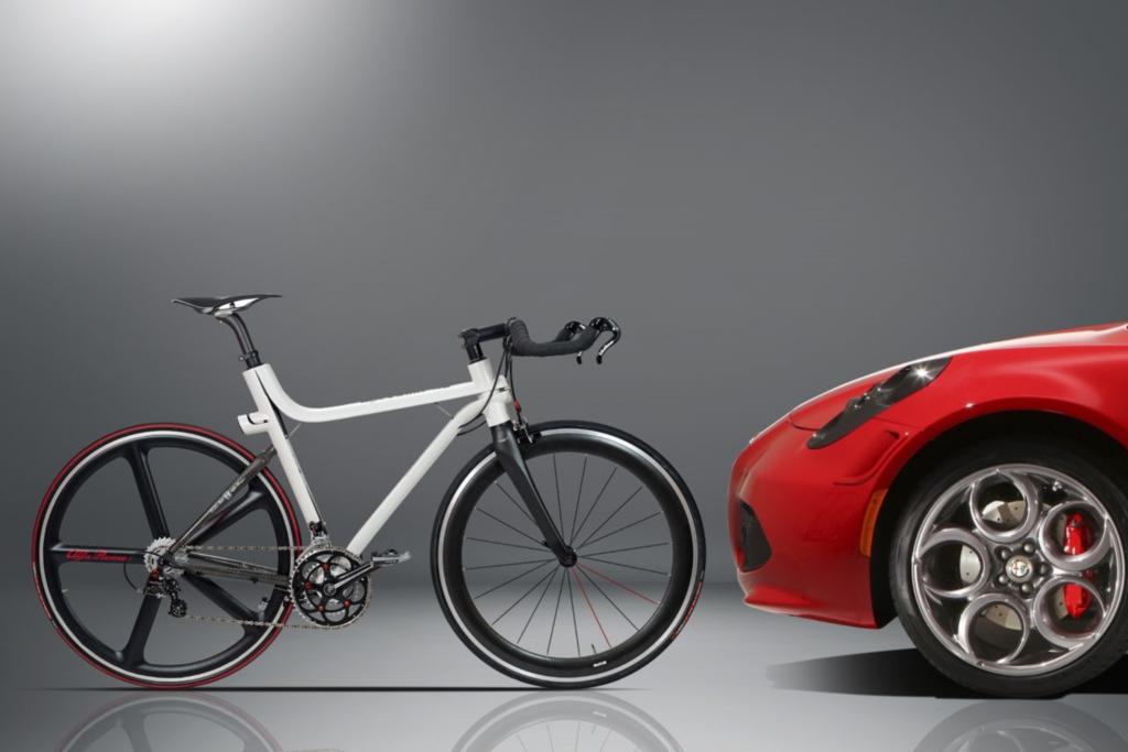  Um die guten Vorsätze fürs neue Jahr gleich in die Tat umsetzen zu können, bietet sich ein Fahrrad eines Autoherstellers an. Parallel zum Sportwagen 4C hat Alfa Romeo das von dem Coupé inspirierte Leichtbau-Rennrad 4C IFD im Programm.