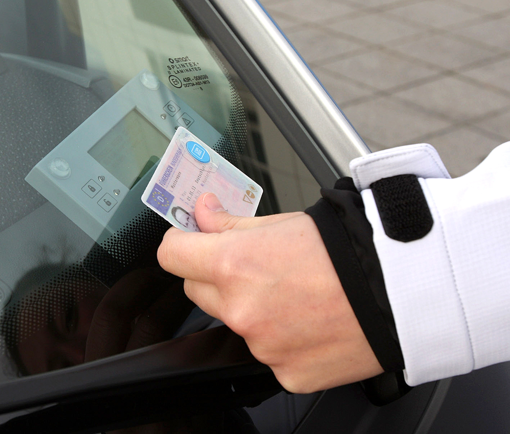 ... der Führerschein an das Lesegerät gehalten wird. 