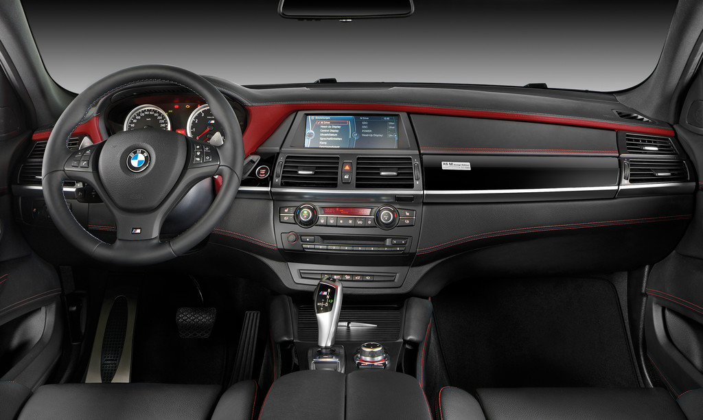 100 Mal Streifen: Die BMW X6 M-Design-Edition